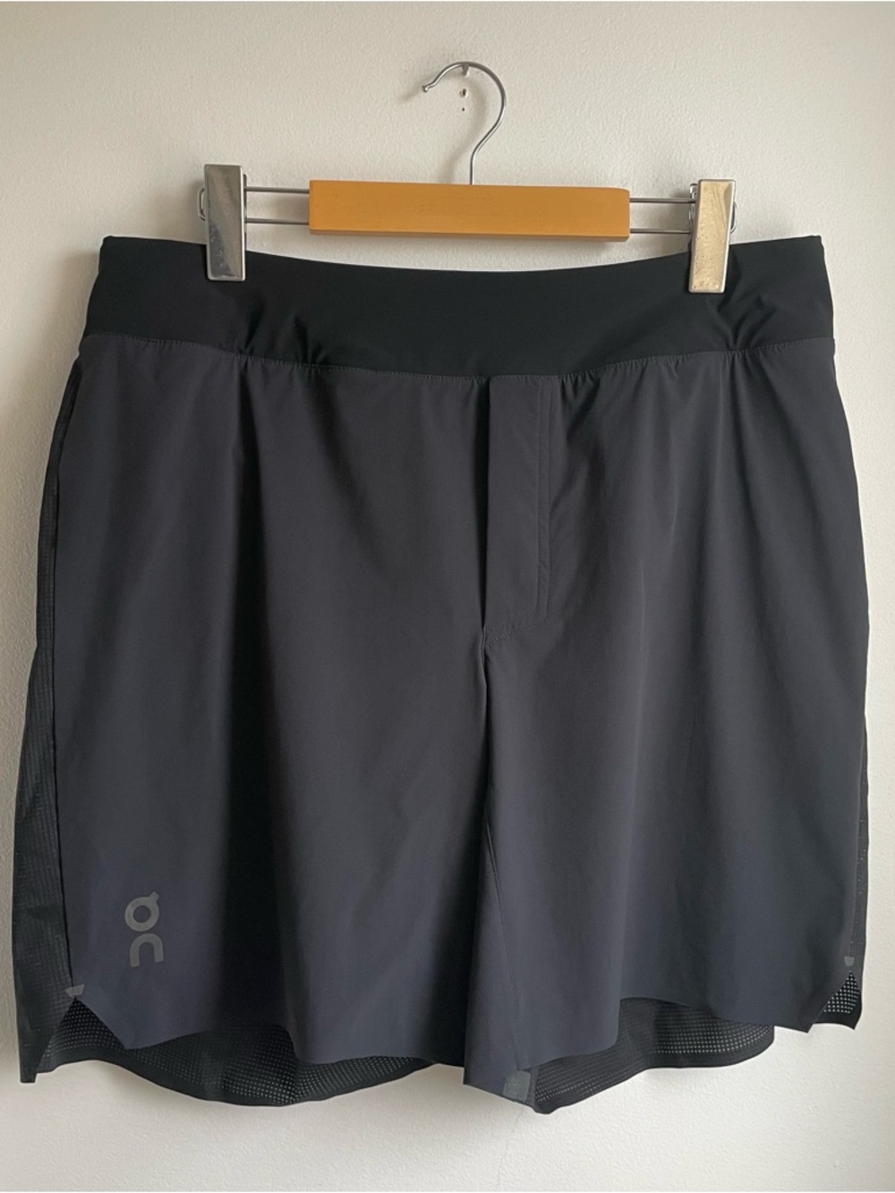 Run on Clouds Men’s Black Athletic Shorts with Built-in Underwear-L-Like New!